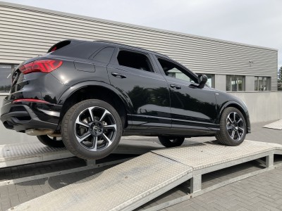 Schwarzer Audi auf Rampe