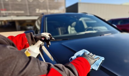 Mitarbeiter bei der Reinigung am Auto