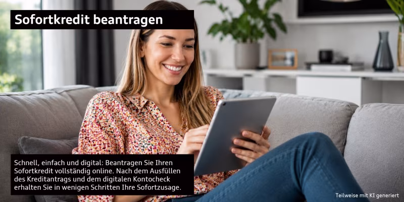Entspannte Frau beantragt auf Couch Sofortkredit