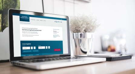 Geöffneter Laptop mit offener Mietwagen Homepage
