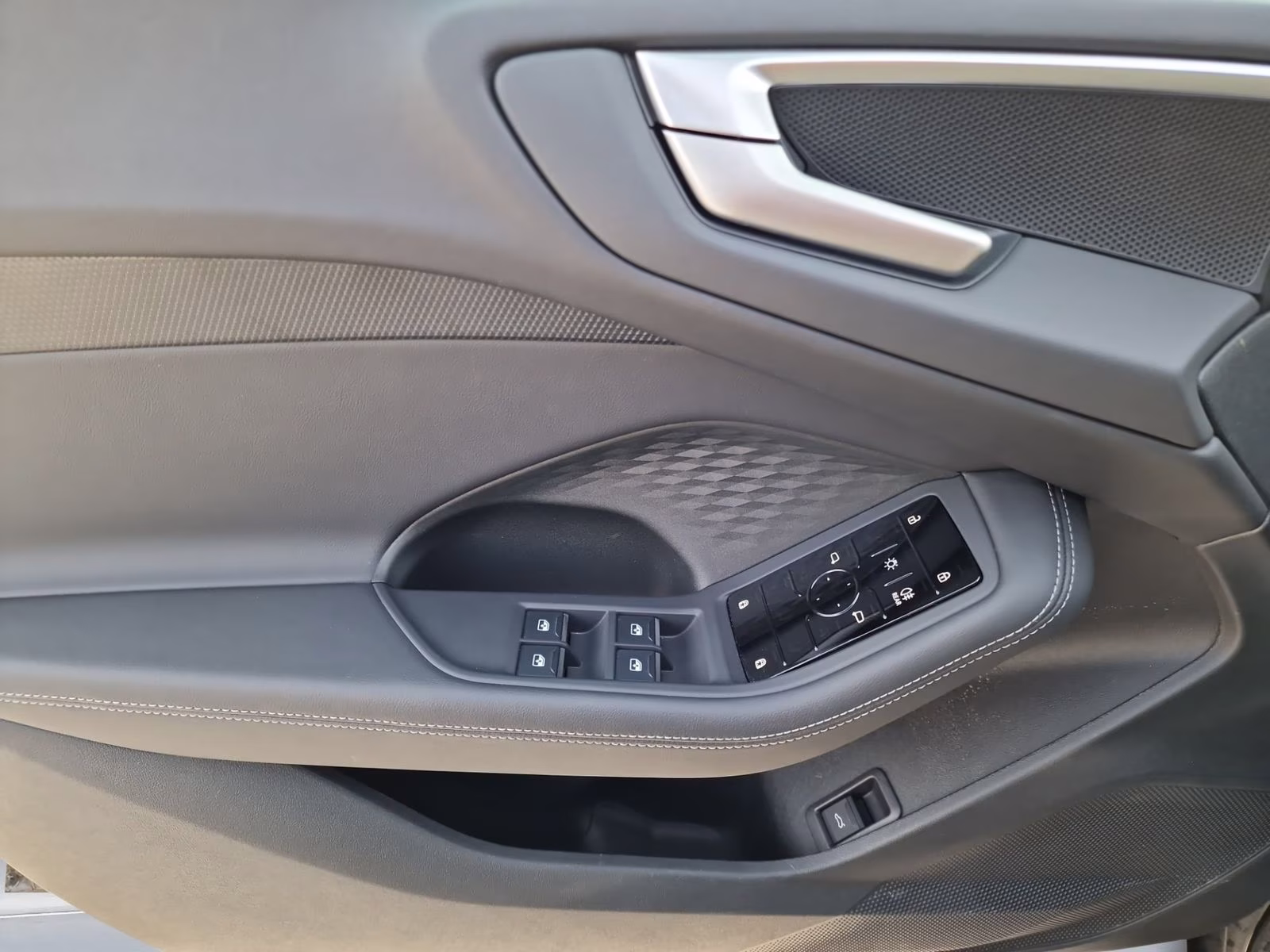 Limousine TDI NAVI LED 18" KAM. ACC Leder