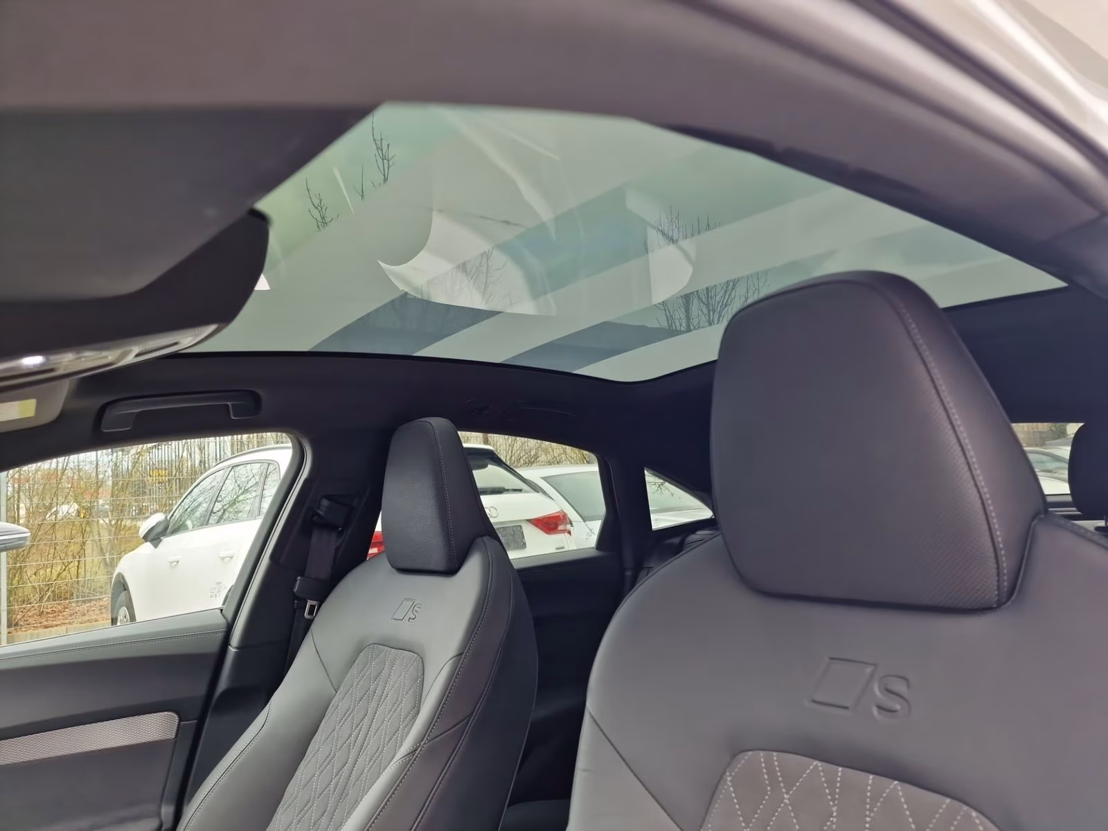 Limousine e-hybrid qu Tech pro AHK PANO 360°