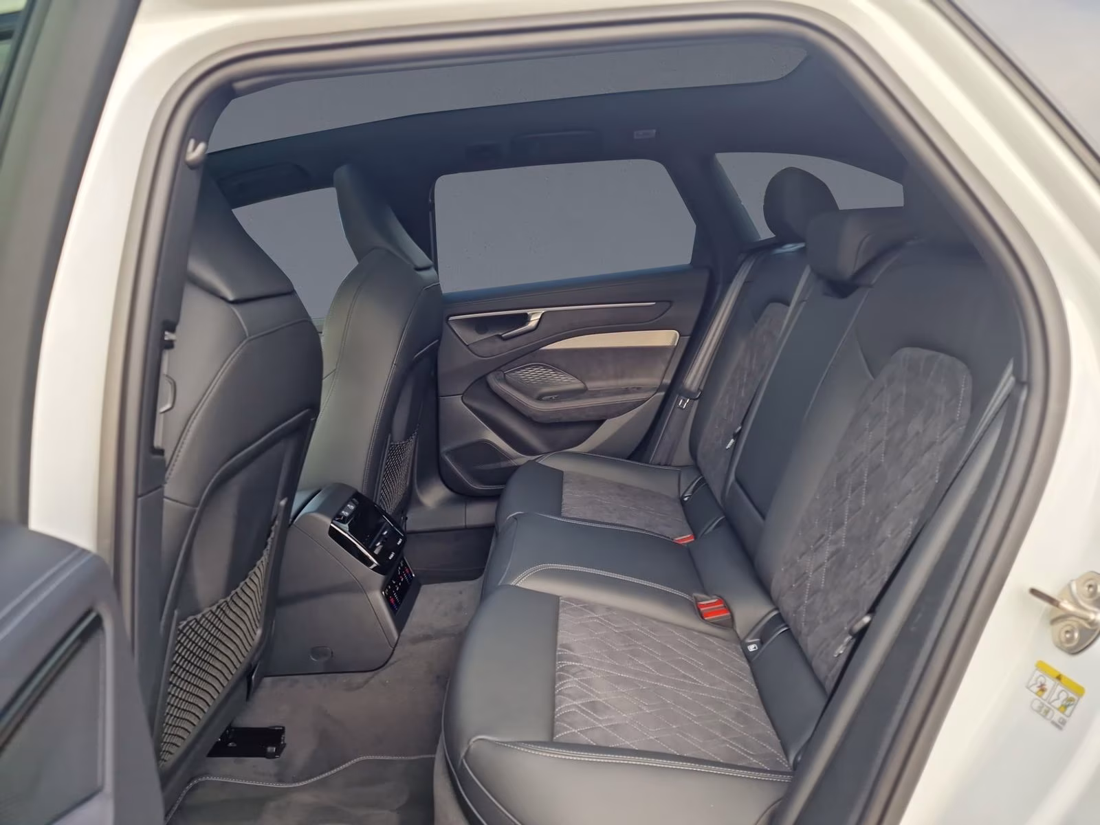 Avant e-hybrid qu edition one Tech+ PANO AHK
