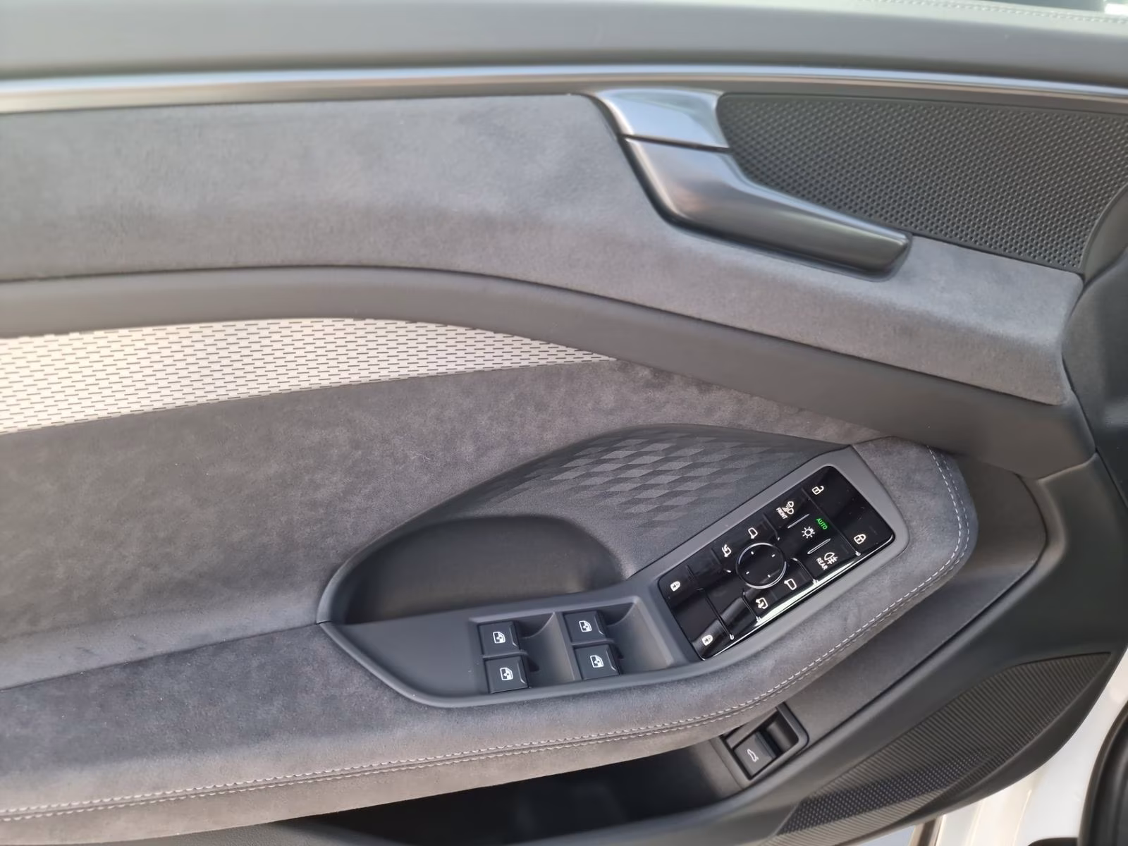 Avant e-hybrid qu edition one Tech+ PANO AHK