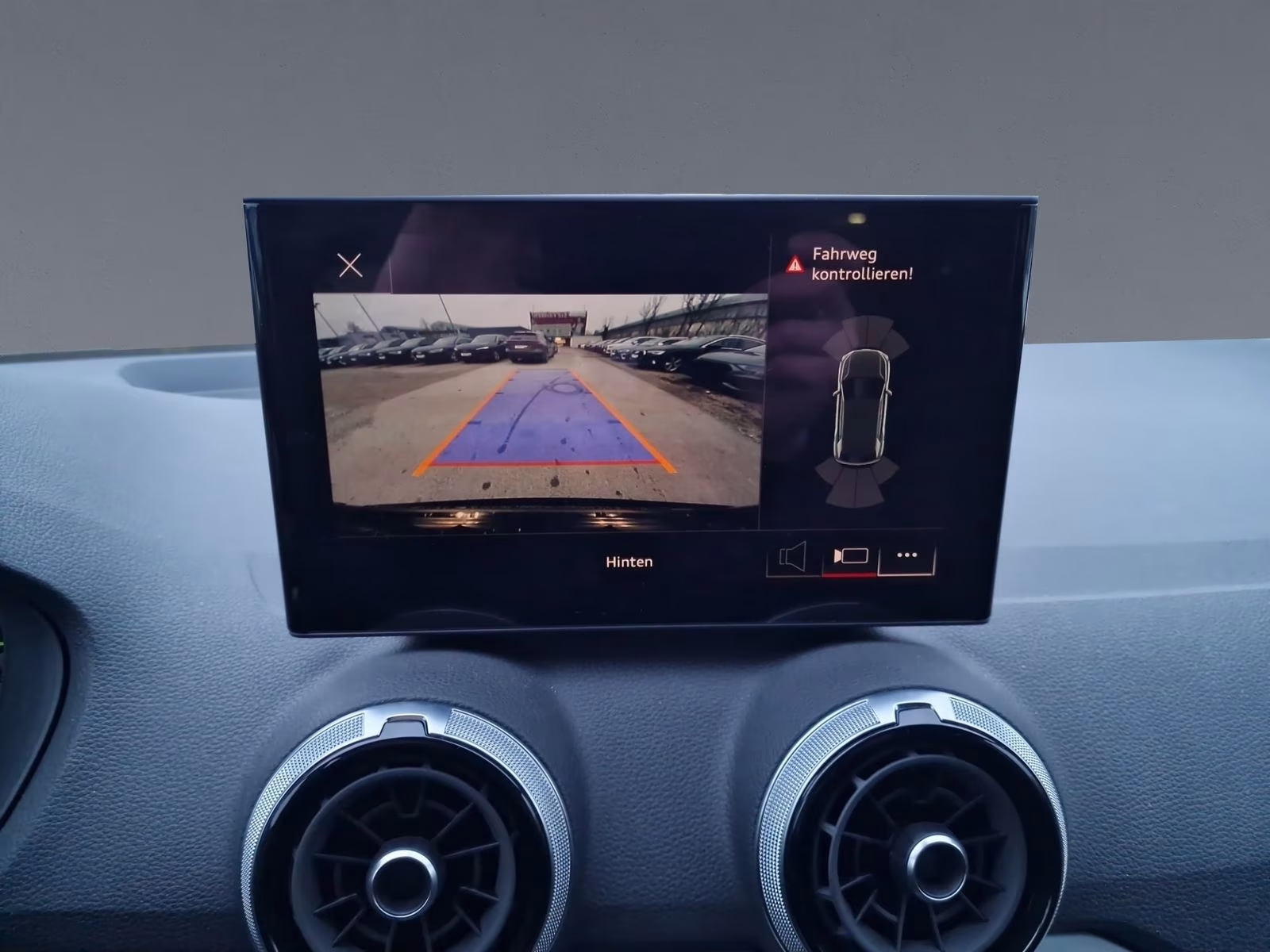 Audi Q2 35 TDI S line MATRIX KAMERA AHK ACC SHZ 18"
