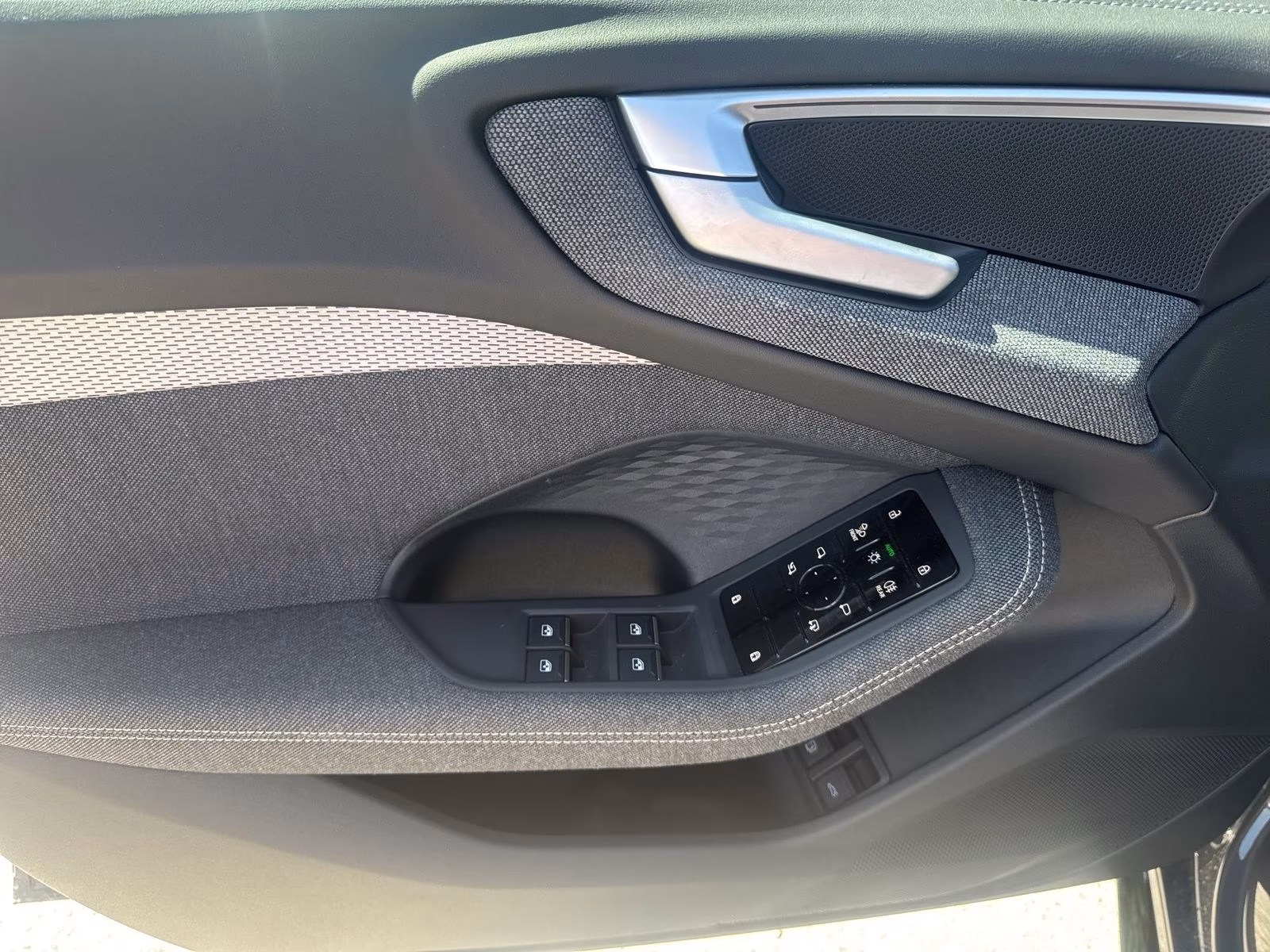 Limousine e-hybrid qu edition one Tech+ AHK