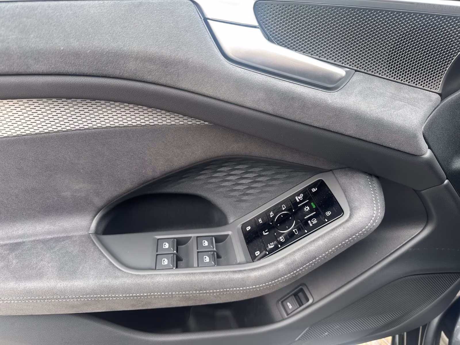 Audi A6 Avant TDI qu edition one Tech pro MATRIX AHK
