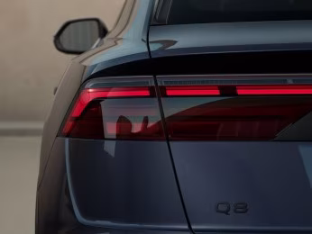 Audi Q8 TFSI e qu S line Luft MATRIX AHK PANO PDC 21"
