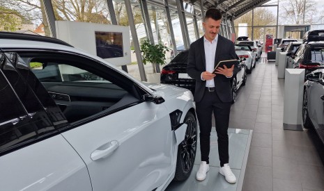 Verkäufer am Auto im Audi Zentrum Ingolstadt